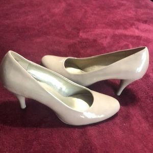 Tan bandolino high heels size 8M